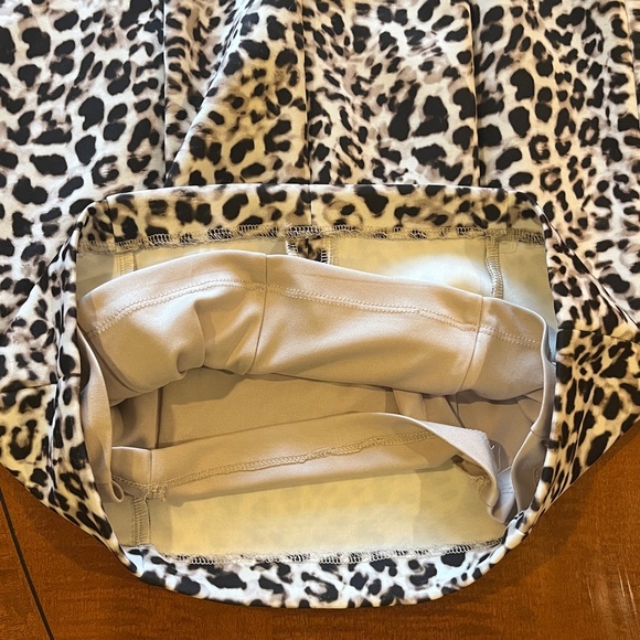 Calvin Klein leopard dress. Bell ruffled sleeves. Midi fitted silhouette. Size M - Picture 11 of 16